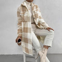 Manteau-long-moumoute-beige-blanc-carreaux-boutons