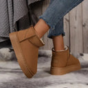 Paire-de-bottines-femme-en-moumoute-beige