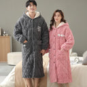 Peignoir-gris-homme-avec-femme-rose