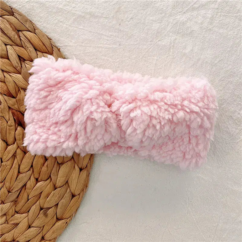 Bandeau-fluffy-style-moumoute-rose-sur-textile