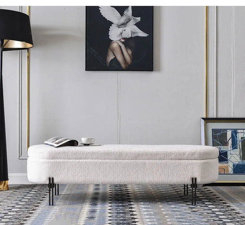 Banquette-Moumoute-blanche-avec-pieds-noirs-dans-un-salon