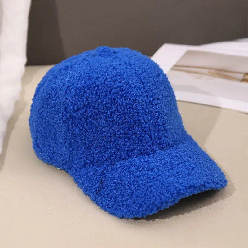 Casquette-bleu-roi-avec-texture-douce