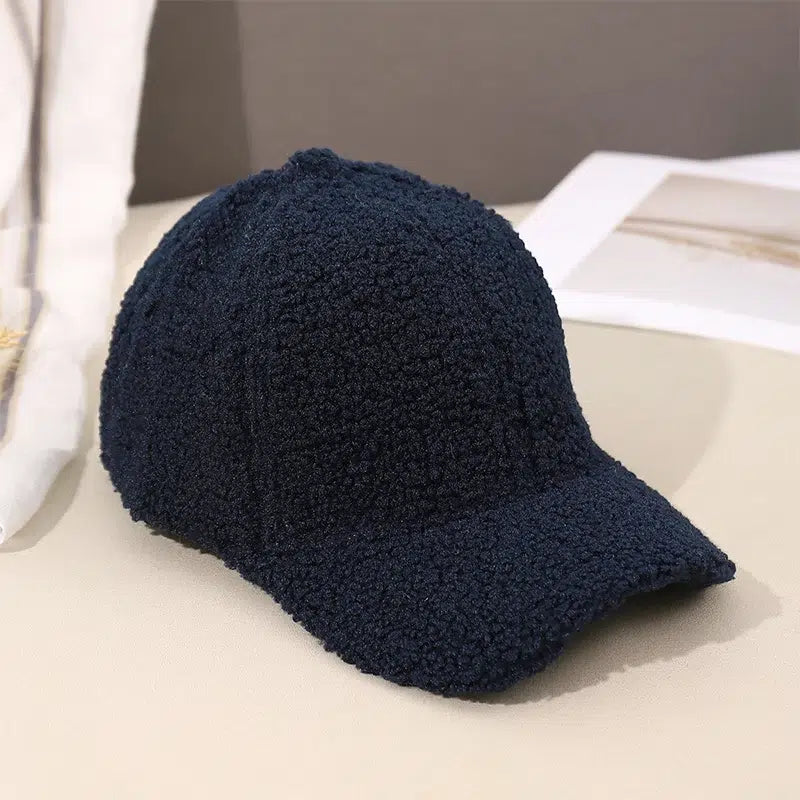 Casquette-douce-bleu-marine-sur-table