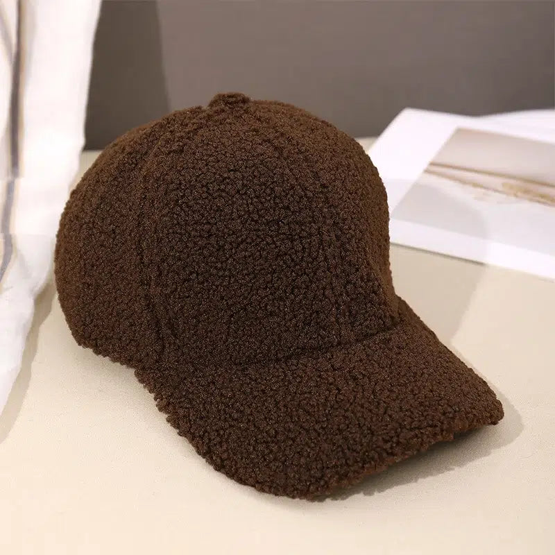 Casquette-marron-douce-et-chaude-sur-table