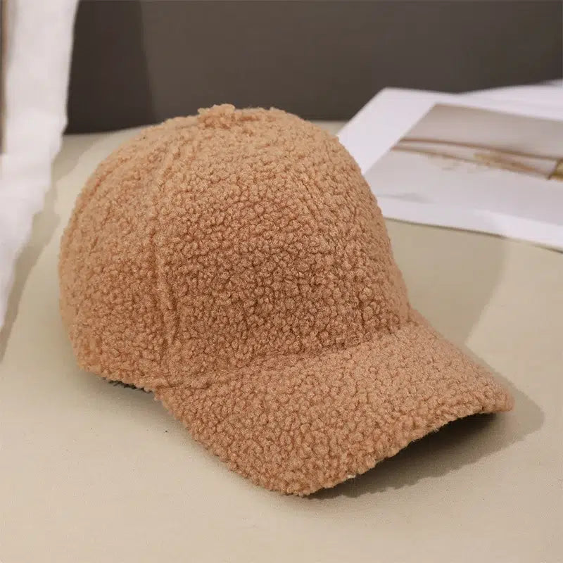 Casquette-molletonnée-beige-sur-table