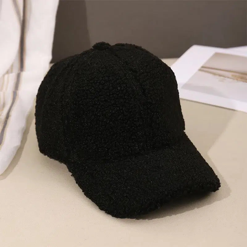 Casquette-moumoute-femme-noir-design-feminin