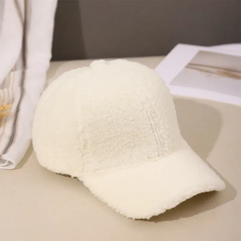 Casquette-pelucheuse-femme-blanc-mode-feminine
