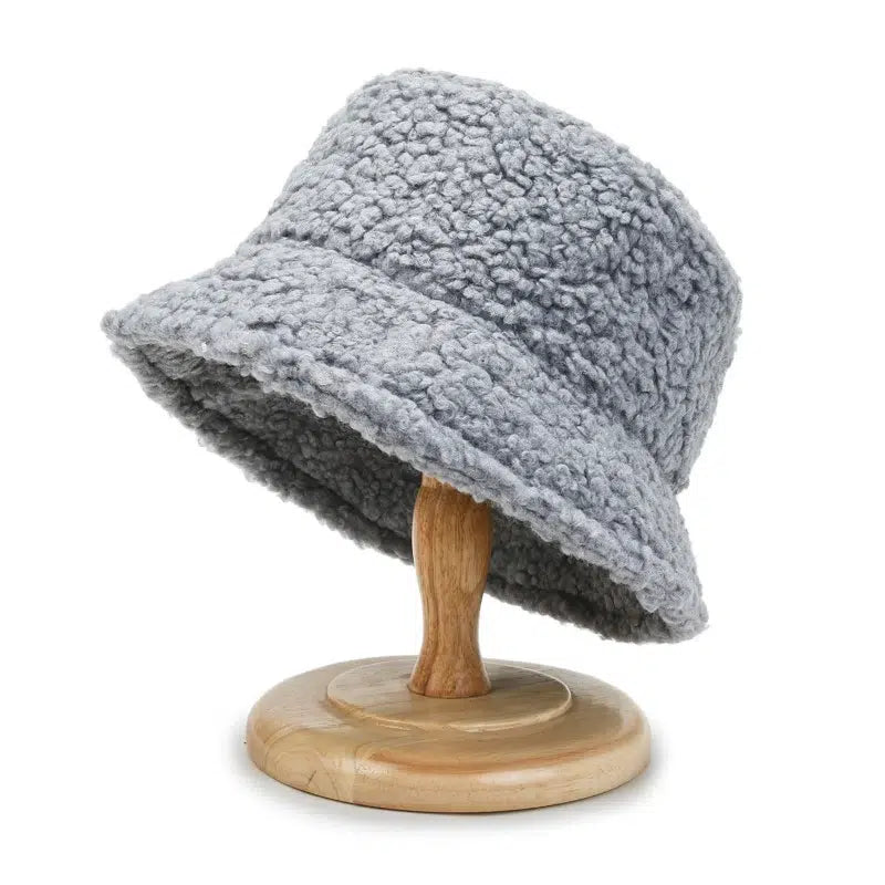 Chapeau-douillet-homme-en-moumoute-grise