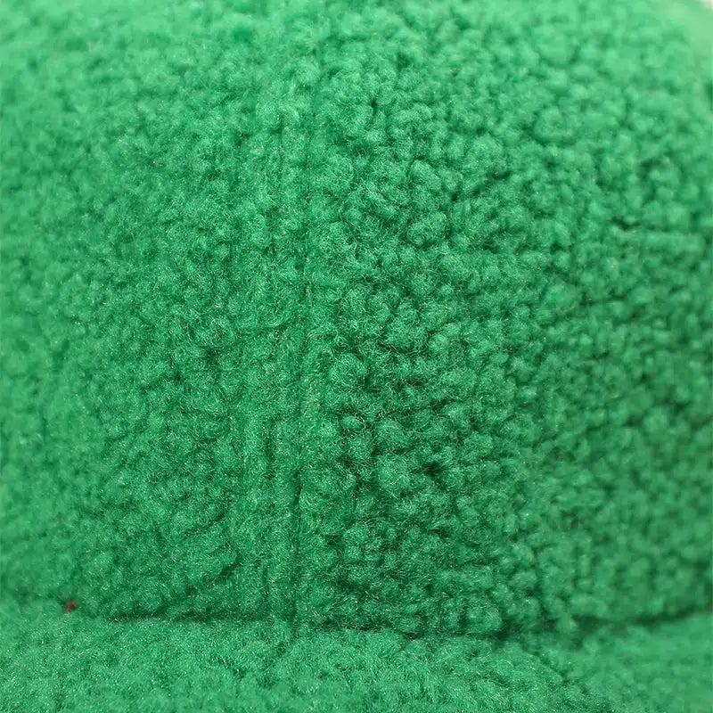 Chapeau-fourré-vert-style-doux-à-côté-de-livre