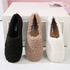 Chaussons-moumoute-beige-noir-blanc-detente