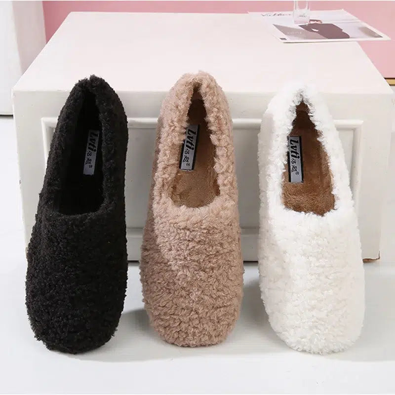 Chaussons-moumoute-beige-noir-blanc-detente