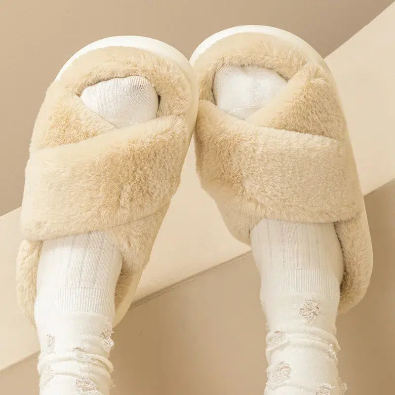 Chaussons-moumoute-beige-pour-femme
