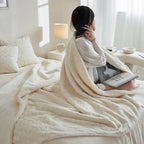 Couette-beige-cocooning-douillette-sur-lit-doux