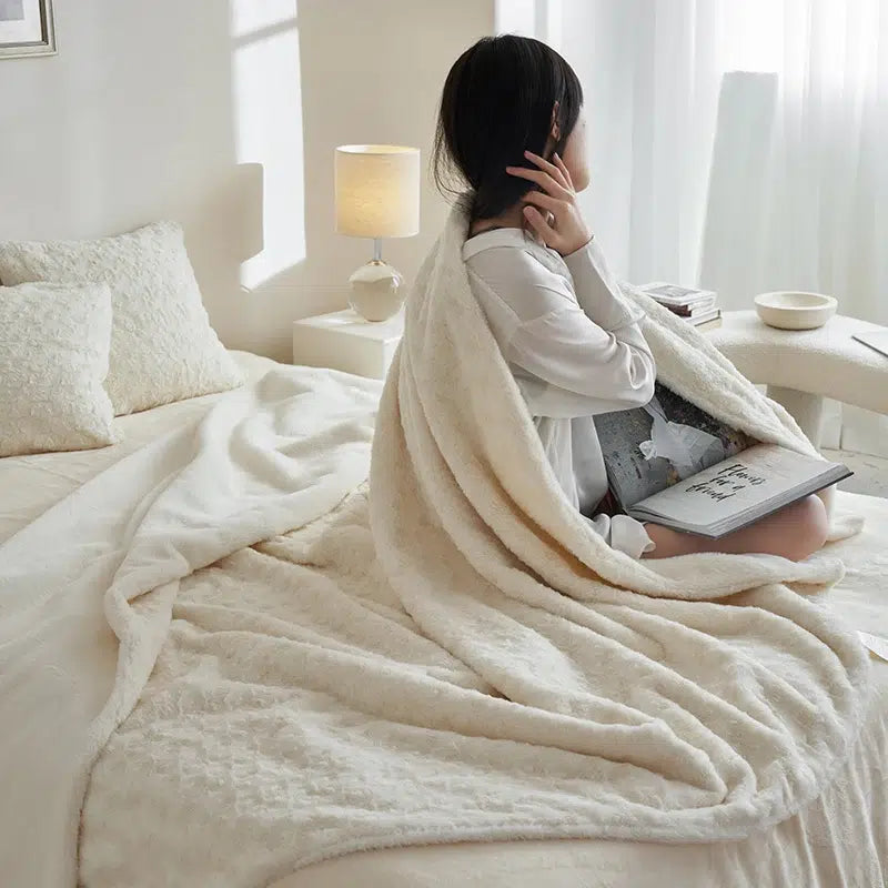 Couette-beige-cocooning-douillette-sur-lit-doux