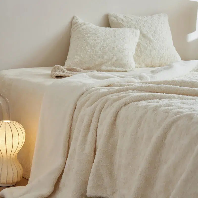 Couette-beige-cocooning-texture-douce-sur-lit