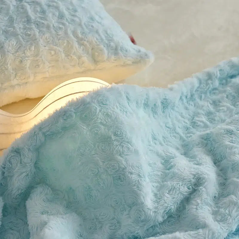 Couette-bleu-clair-cocooning-douillette-sur-lit-doux