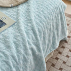 Couette-bleu-clair-cocooning-texture-douce-sur-lit