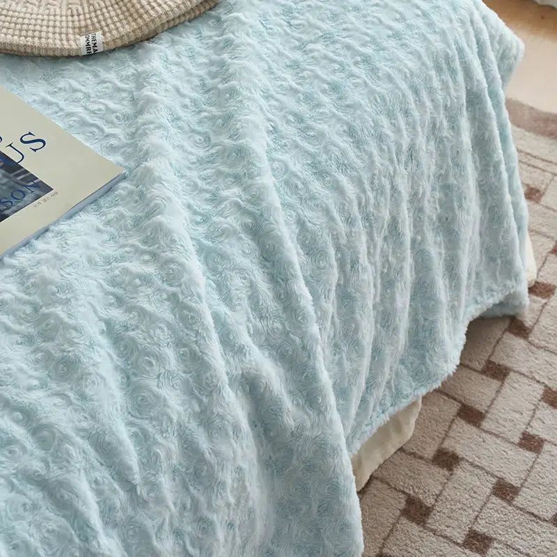 Couette-bleu-clair-cocooning-texture-douce-sur-lit