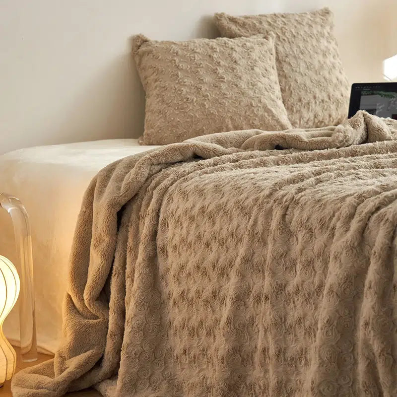 Couette-confortable-beige-polaire-pour-chambre