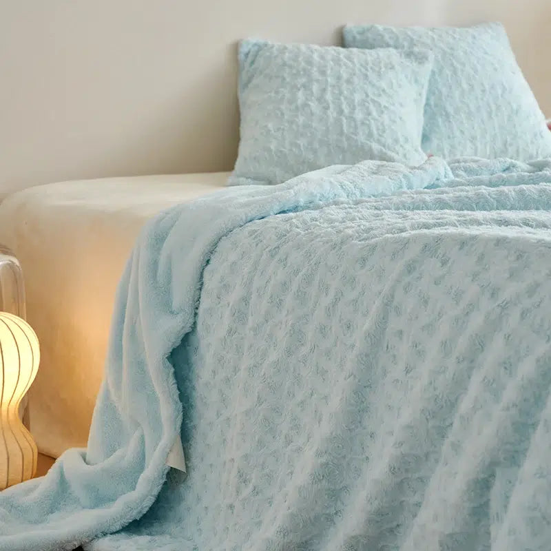 Couette-douillette-bleu-clair-cocooning-pour-lit-chaud