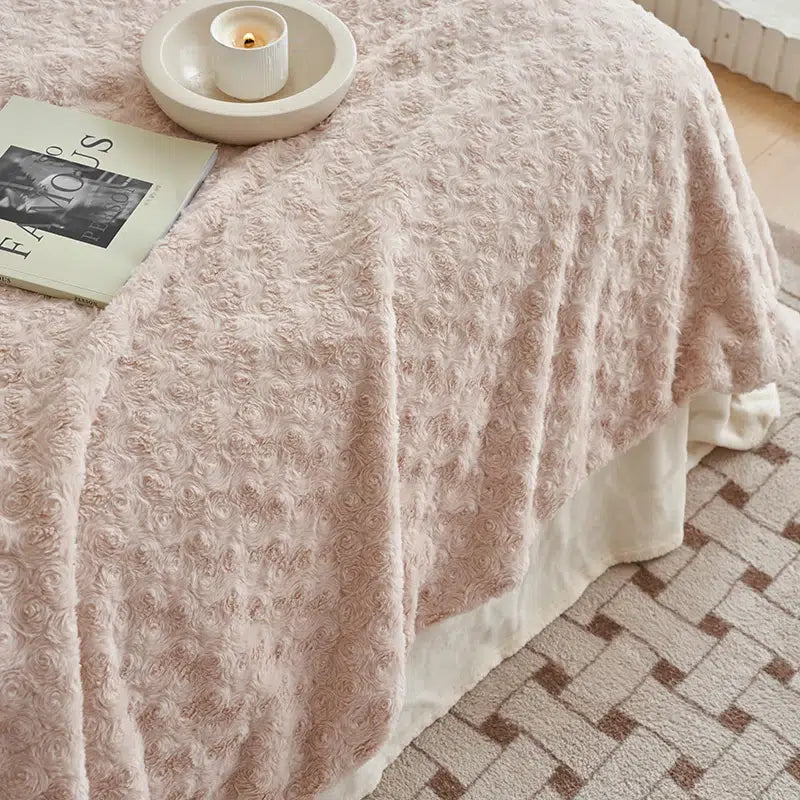 Couette-pilou-pilou-rose-pale-texture-douce-sur-lit