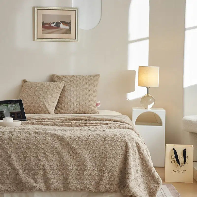 Couette-polaire-beige-texture-douce-sur-lit