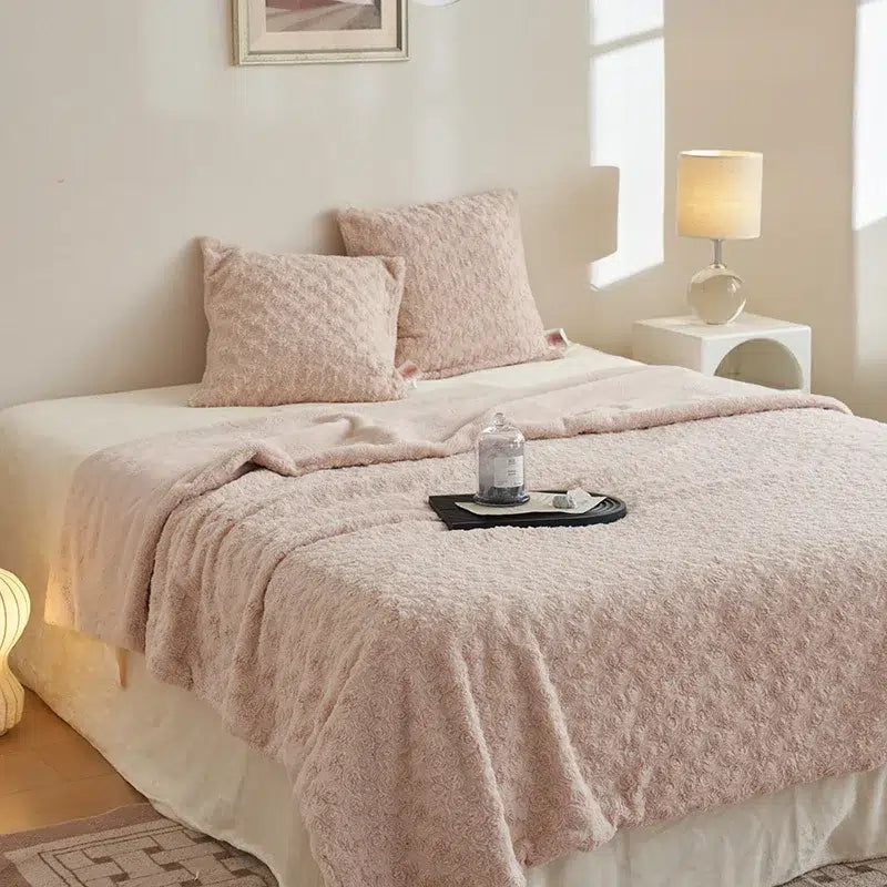 Couette-rose-pale-pilou-pilou-douillette-sur-lit-doux
