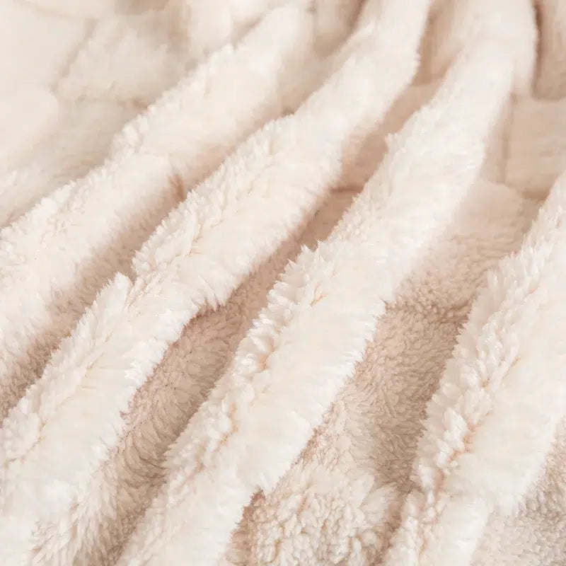 Couverture-blanche-douillette-avec-motif-matelassé