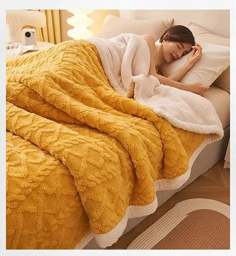 Couverture-pilou-pilou-jaune-texturee-sur-lit