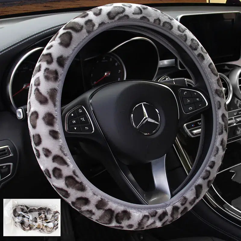 Couvre-volant-leopard-gris-texture-douce-dans-voiture