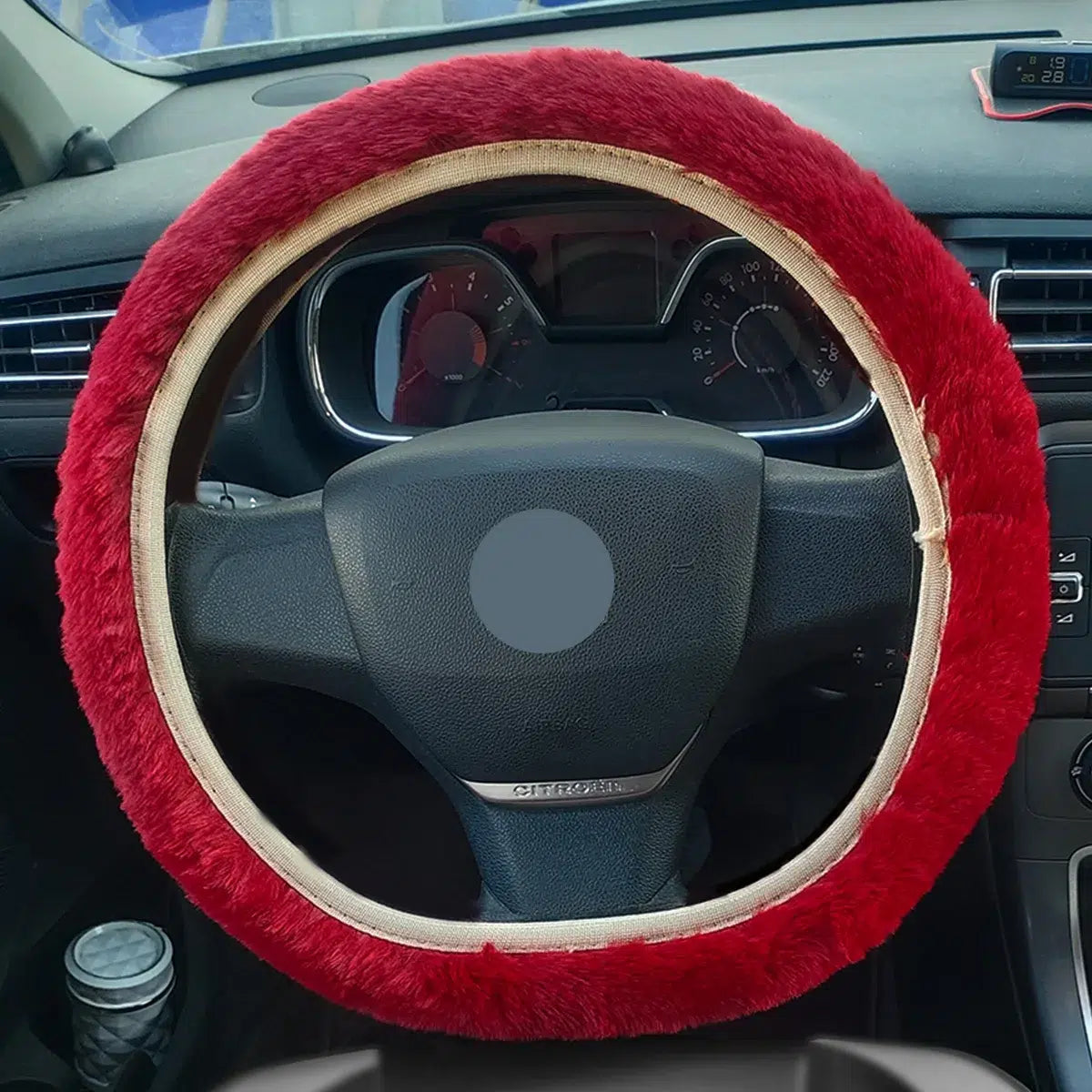 Couvre-volant-rouge-texture-douce-dans-interieur-auto