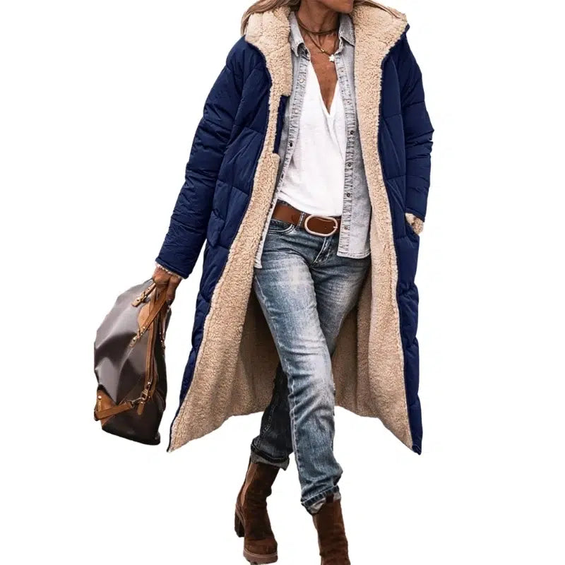 Doudoune-bleu-avec-moumoute-beige-capuche