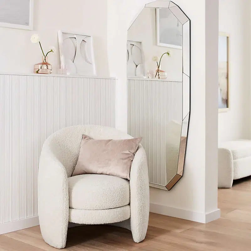 Fauteuil-blanc-moumoute-confortable-et-moderne