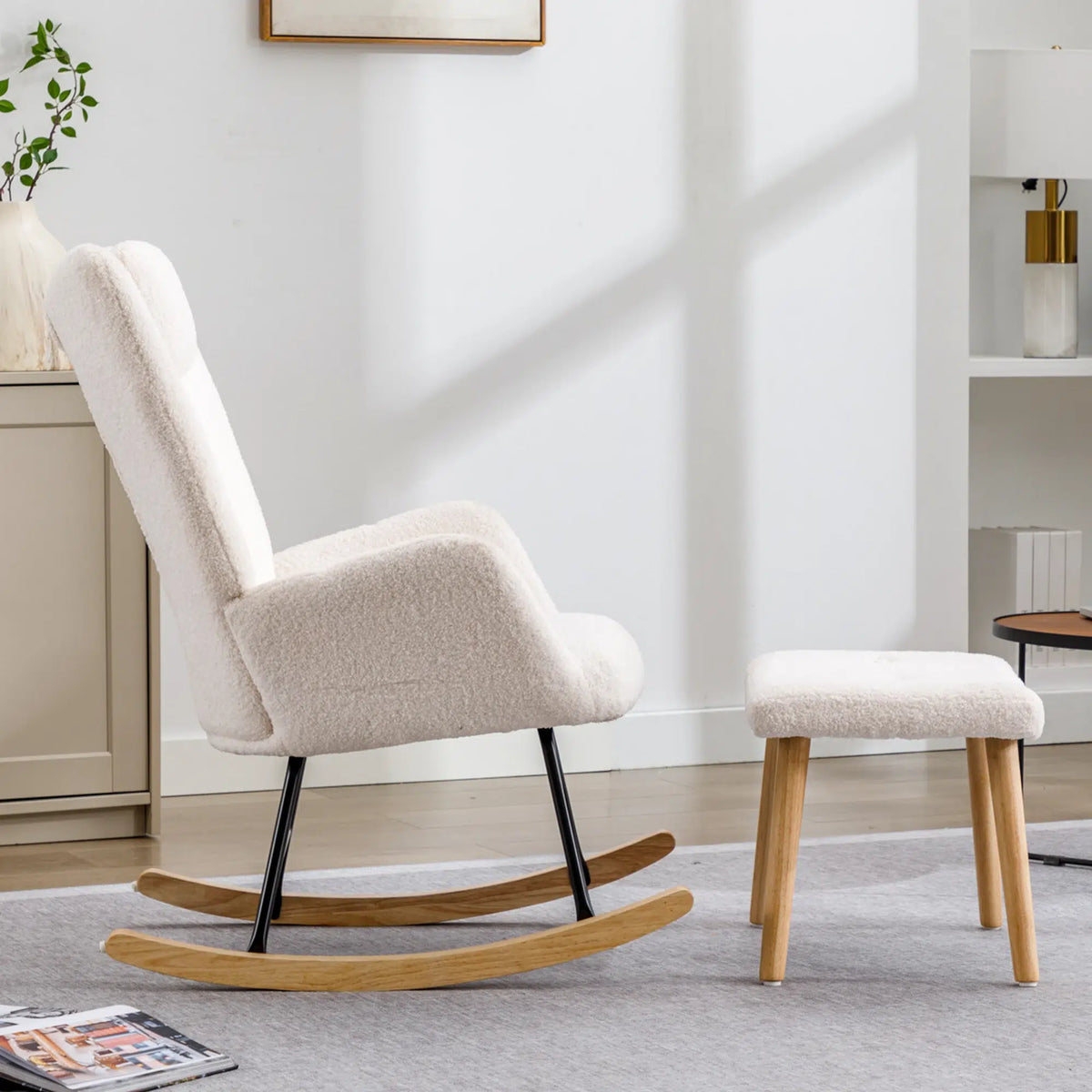 Fauteuil-oscillant-blanc-doux-avec-repose-pieds-bois