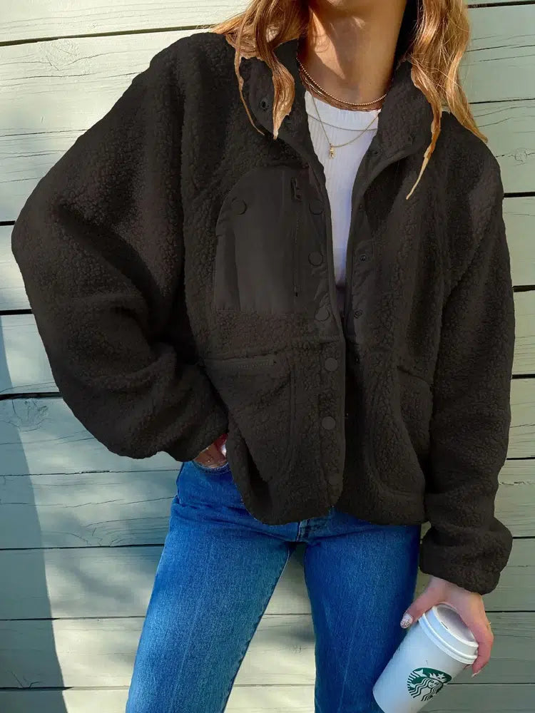 Femme-avec-veste-noire-polaire-duveteuse