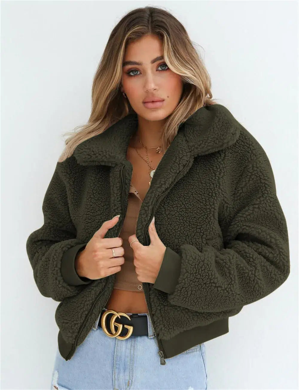 Femme-en-manteau-moumoute-kaki-avec-fermeture-eclair