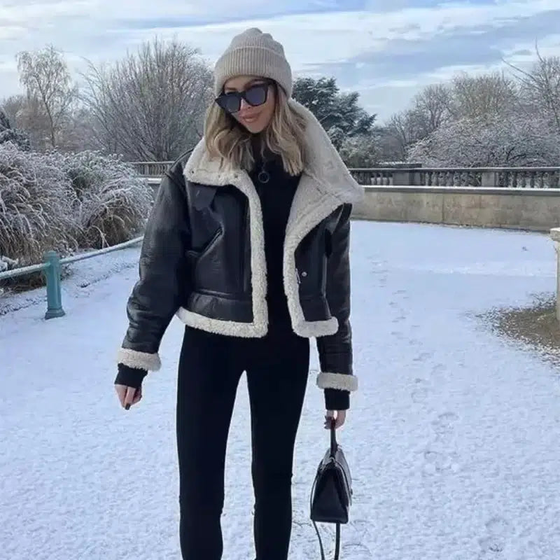 Femme-en-manteau-moumoute-noir-dans-la-neige