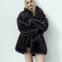 Femme-en-manteau-moumoute-noir-long