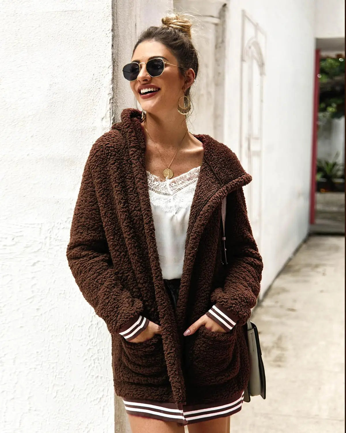 Femme-en-veste-marron-peluchee