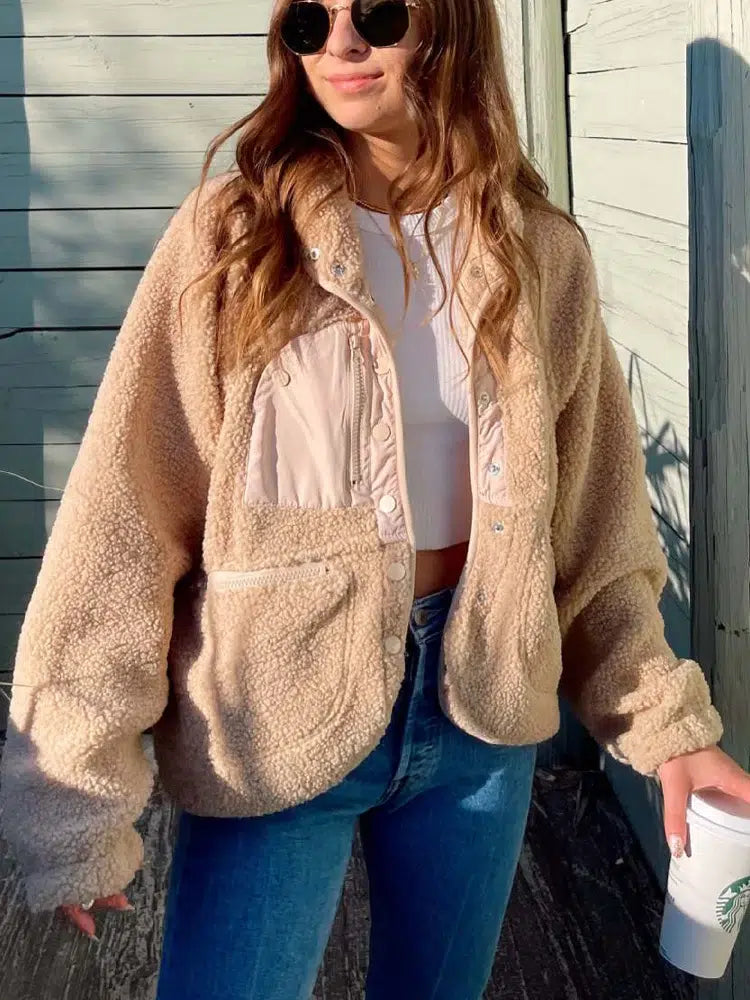Femme-en-veste-polaire-rose-duveteuse