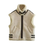 Femme-en-veste-reversible-beige-peluche