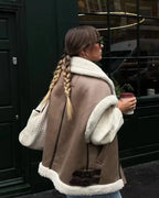 Femme-portant-veste-marron-peluchee