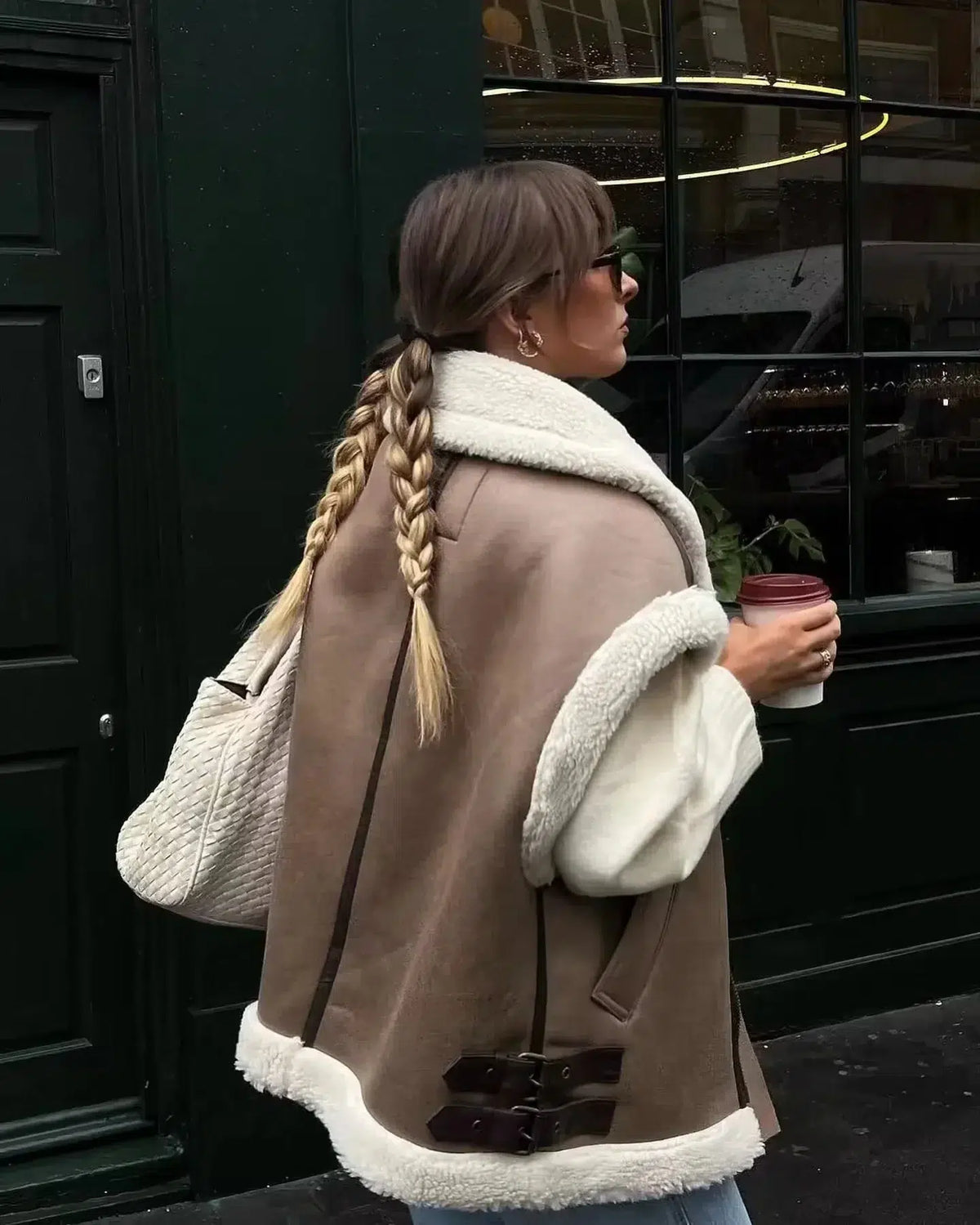 Femme-portant-veste-marron-peluchee