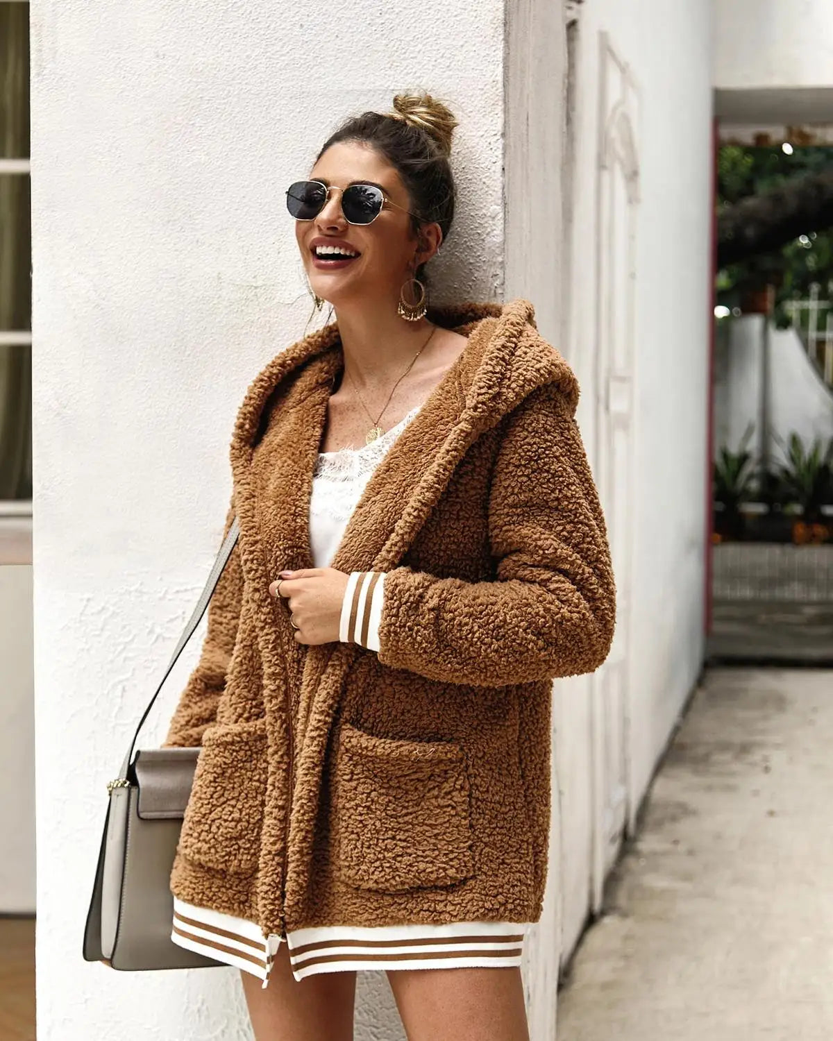 Femme-portant-veste-pilou-pilou-marron