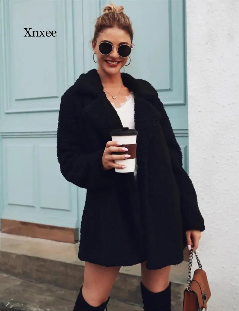 Gilet-moumoute-noir-avec-texture-douce-long