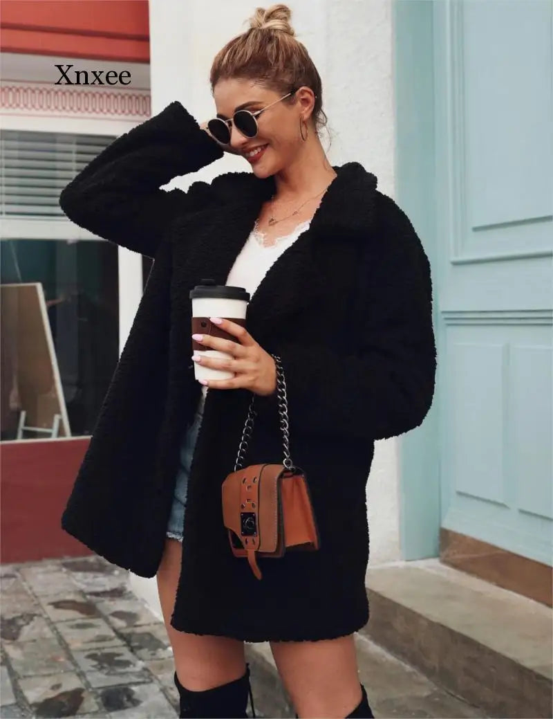 Gilet-moumoute-noir-long-avec-col-large-doux