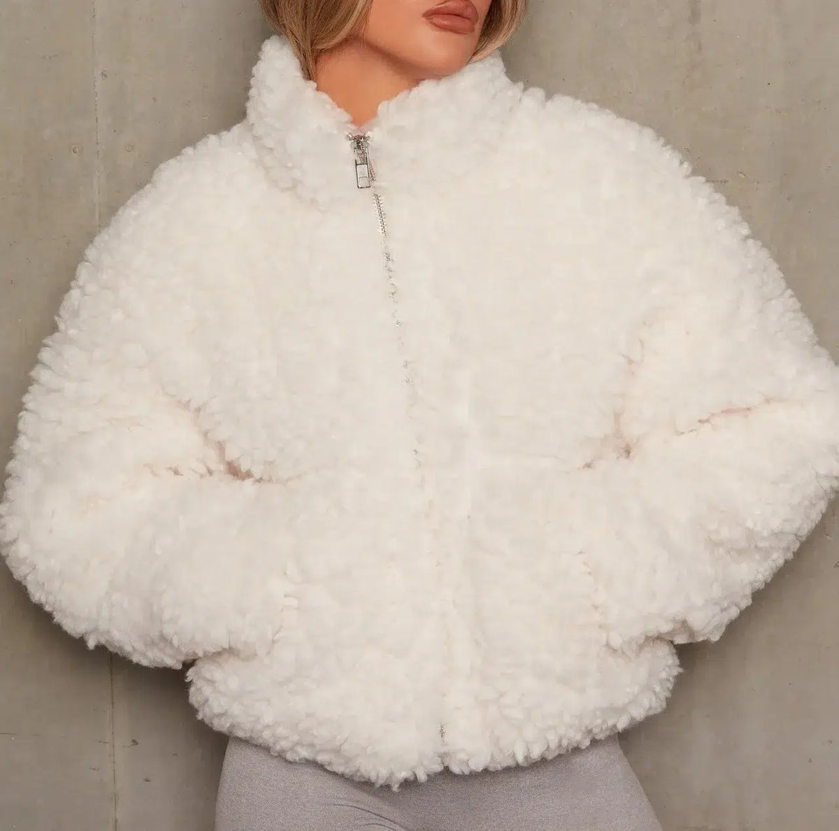 Haut-blanc-pelucheux-mode-hiver