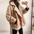 Jeune-fille-avec-un-blazer-beige-en-fausse-fourrure