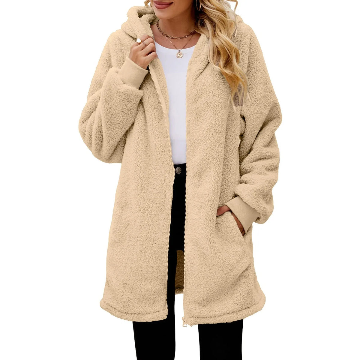 Manteau-chaleureux-beige-en-fourrure-synthétique