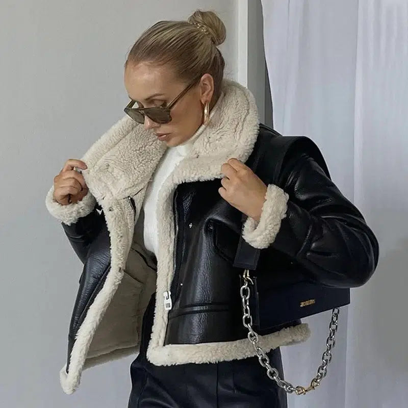 Manteau-doux-noir-avec-bordure-peluche